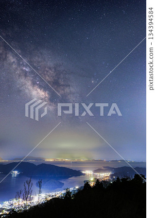 春日星空，銀河在美麗的瀨戶內海冉冉升起 134394584