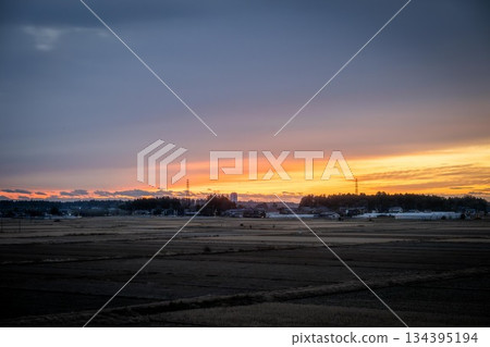 茨城縣水戶市常磐線上的日出 茨城縣水戶市常磐線上的日出 134395194