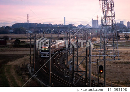 Sunrise on the Joban Line in Mito City, Ibaraki Prefecture 134395198