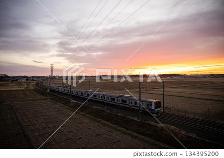 茨城縣水戶市常磐線上的日出 134395200