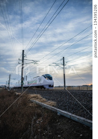 茨城縣水戶市常磐線上的日出 茨城縣水戶市常磐線上的日出 134395206