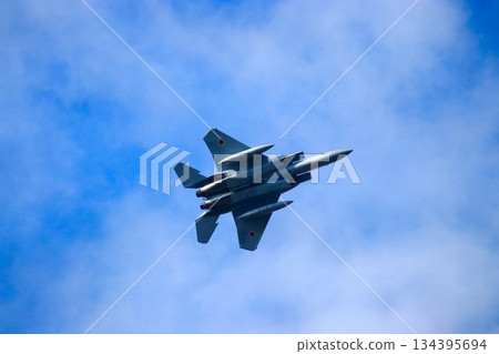 F-15J 在百里空軍基地上空機動,後橫幅完全打開。 F-15J 在百里空軍基地上空機動,後橫幅完全打開。 134395694