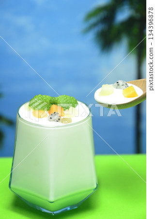 酸奶和切丁混合物 酸奶和切丁混合物 134396878