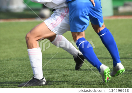 足球運動員比賽 134396918