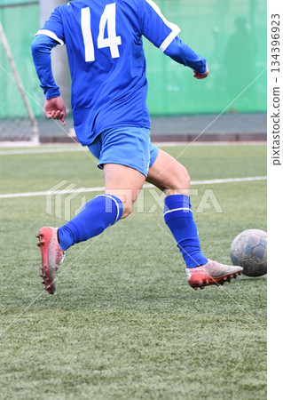 運球的足球運動員 134396923