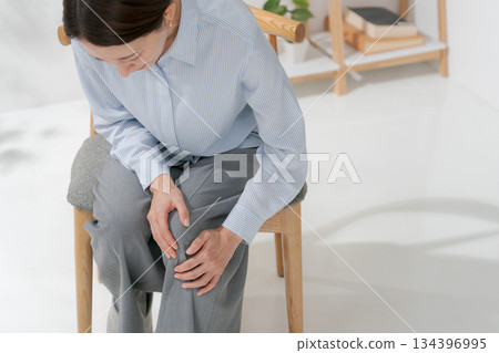 女子抱著膝蓋 女子抱著膝蓋 134396995