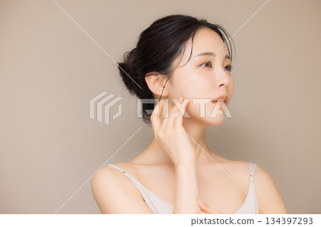 年輕女性的美麗形象 年輕女性的美麗形象 134397293