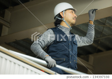 工人們在工廠工地組裝單管管道 工人們在工廠工地組裝單管管道 134397330