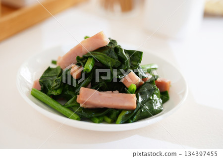 菠菜培根炒菜 134397455