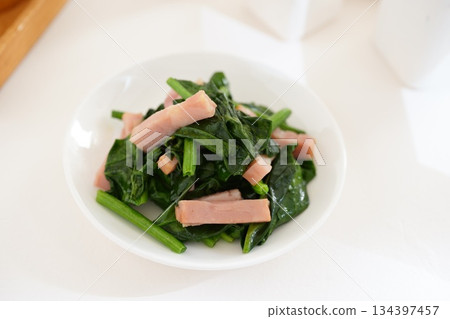 菠菜培根炒菜 菠菜培根炒菜 134397457