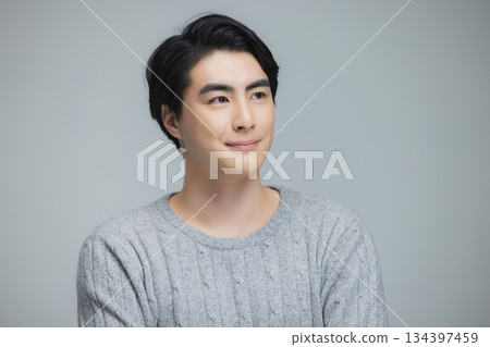 身穿針織衫的年輕男子 134397459