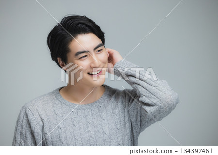 身穿針織衫的年輕男子 134397461
