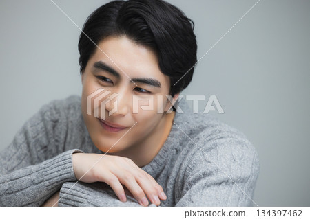 身穿針織衫的年輕男子 134397462