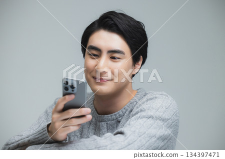 身穿針織衫的年輕男子 134397471