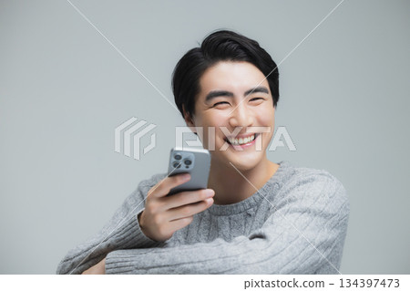 身穿針織衫的年輕男子 134397473