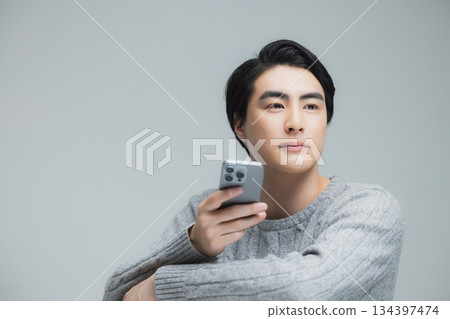 身穿針織衫的年輕男子 134397474