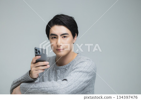 身穿針織衫的年輕男子 134397476