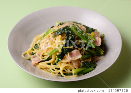 菠菜和培根奶油意大利面 134397526