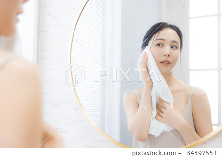 年輕女子在浴室照鏡子 134397551
