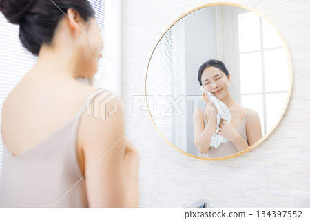 年輕女子在浴室照鏡子 134397552