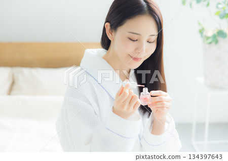 一個女人坐在床上 一個女人坐在床上 134397643