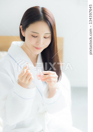 一個女人坐在床上 134397645