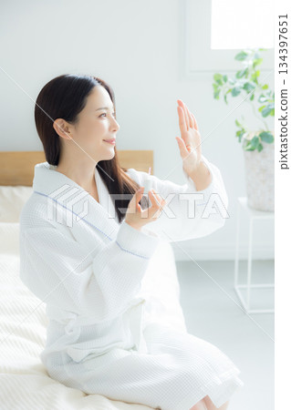 一個女人坐在床上 134397651