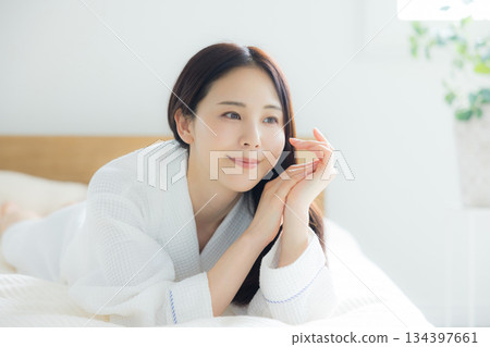 放鬆在床的婦女 放鬆在床的婦女 134397661