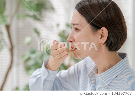 擔心自己口臭的女性 134397702