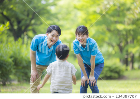 身穿藍色polo衫的男女工作人員正在和孩子們玩耍 身穿藍色polo衫的男女工作人員正在和孩子們玩耍 134397707