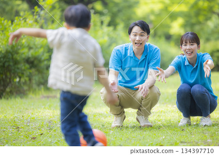 身穿藍色polo衫的男女工作人員正在和孩子們玩耍 身穿藍色polo衫的男女工作人員正在和孩子們玩耍 134397710