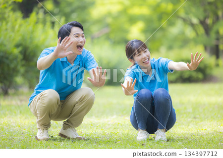 身穿藍色polo衫的男女工作人員正在和孩子們玩耍 身穿藍色polo衫的男女工作人員正在和孩子們玩耍 134397712
