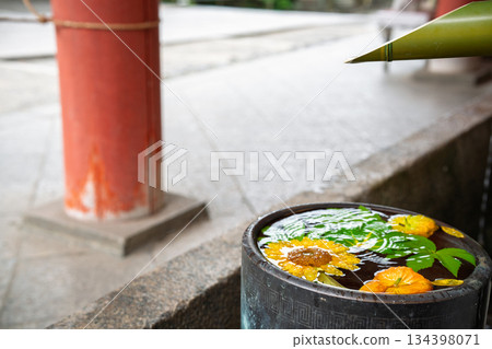 京都府八幡市岩清水八幡宮的花水噴泉照片 京都府八幡市岩清水八幡宮的花水噴泉照片 134398071