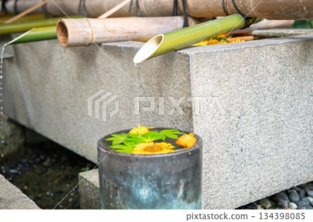 京都府八幡市岩清水八幡宮的花水噴泉照片 京都府八幡市岩清水八幡宮的花水噴泉照片 134398085