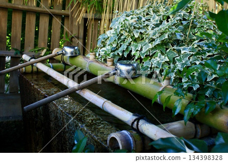 一個竹製洗臉盆，上面放著一個湯匙。 134398328