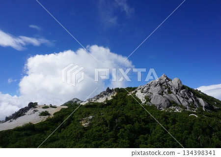 鳳王山方尖碑,鳳王山是日本百岳之一。庫存照片 鳳王山方尖碑,鳳王山是日本百岳之一。庫存照片 134398341
