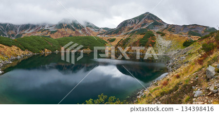 從室堂山頂俯瞰禦栗池,這是立山黑部阿爾卑斯山脈路線上的熱門旅遊景點,也是秋季的熱門旅遊勝地。 從室堂山頂俯瞰禦栗池,這是立山黑部阿爾卑斯山脈路線上的熱門旅遊景點,也是秋季的熱門旅遊勝地。 134398416