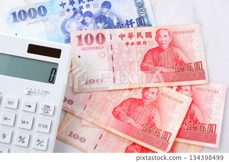 中華民國(台灣)貨幣、新台幣TWD紙幣及計算器 中華民國(台灣)貨幣、新台幣TWD紙幣及計算器 134398499