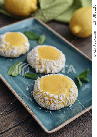Lemon crackle cookies with lemon curd 134399120