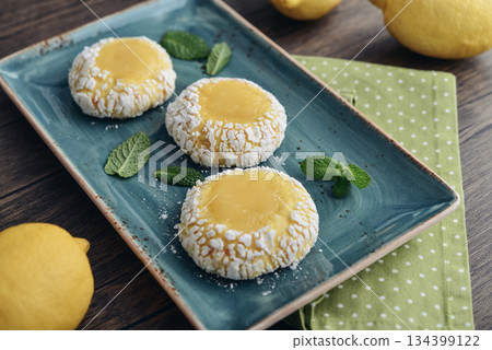 Lemon crackle cookies with lemon curd 134399122