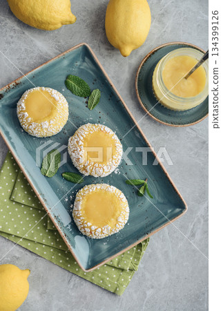 Lemon crackle cookies with lemon curd 134399126
