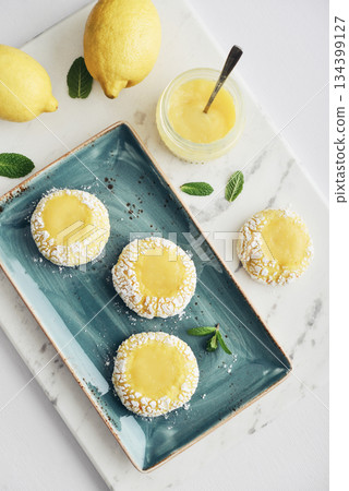 Lemon crackle cookies with lemon curd 134399127