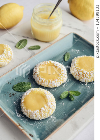 Lemon crackle cookies with lemon curd 134399133