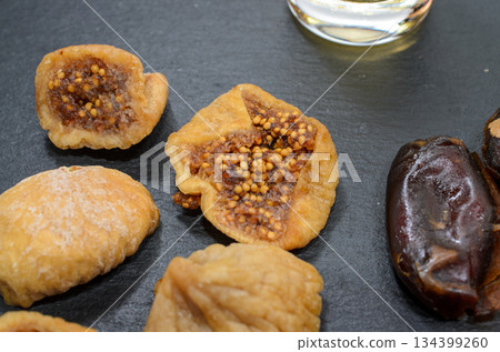 享用乾無花果和椰棗，放鬆身心。 134399260