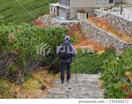 秋季旅遊景點,立山黑部阿爾卑斯山脈路線,室堂山頂,山景和遊客漫步 秋季旅遊景點,立山黑部阿爾卑斯山脈路線,室堂山頂,山景和遊客漫步 134399272