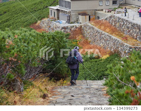 秋季旅遊景點，立山黑部阿爾卑斯山脈路線，室堂山頂，山景和遊客漫步 134399273