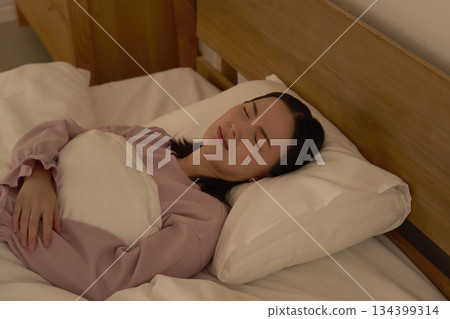 睡著的女人在臥室裡做惡夢 134399314