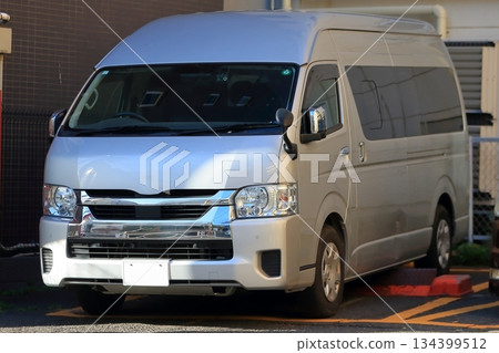 One-box car image 134399512