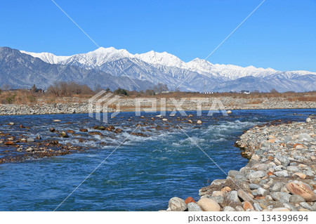 晴朗冬日里的高瀨川和北阿爾卑斯山脈 134399694