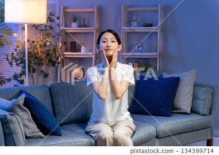 一個女人在客廳做皮膚護理 134399714